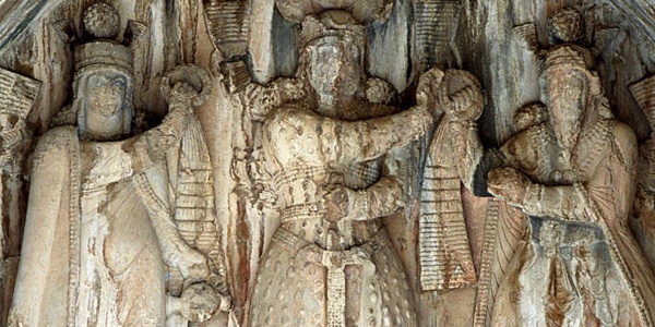Registre supérieur de la grotte principale de Taq-e Bostan: scène de couronnement, Anahite, un roi non identifié, et Ahuramazda