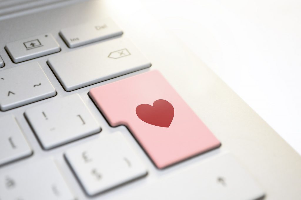 Ljubav na društvenim mrežama: Na slikama sreća, u srcima tuga